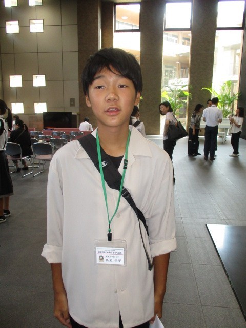 議会前、緊張した様子。