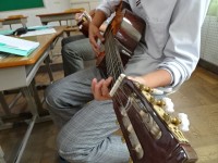 ギターを持つ様子