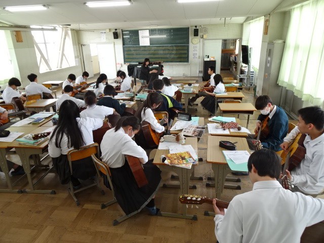 みんなでドレミを弾いてます