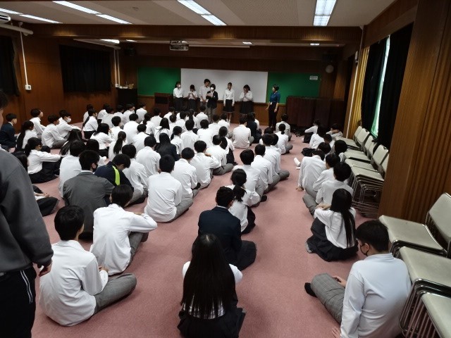 集会ではそれぞれの委員会メンバーが話をしました