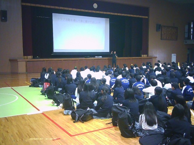 クラブのきまりについてクラブ代表の先生が話しているところ