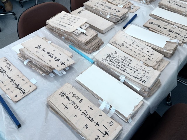 調査中の古文書