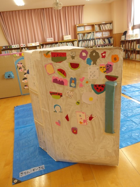 冷蔵庫も修理して、飾りを付けました。